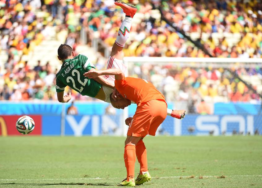Aguilar vola sul corpo di Robben. Afp